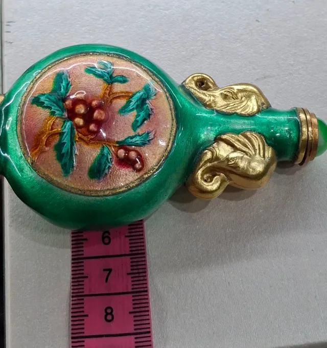 Bottiglia da tabacco in smalto verde