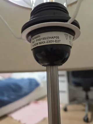 Lámpara de mesa beige y metal sin bombilla