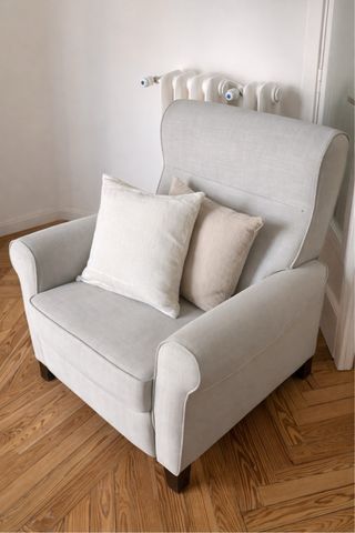 Sillón de tela beige y blanco