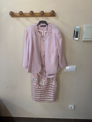 Traje de fiesta rosa con encaje