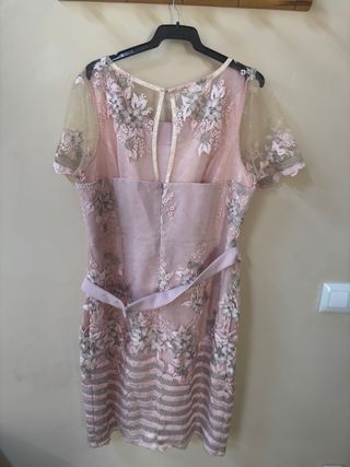 Traje de fiesta rosa con encaje