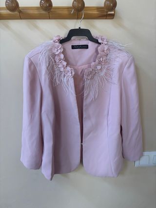 Traje de fiesta rosa con encaje