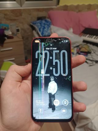 iPhone 12 mini rosso con schermo rotto