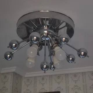 Lámpara de techo plateada y blanca