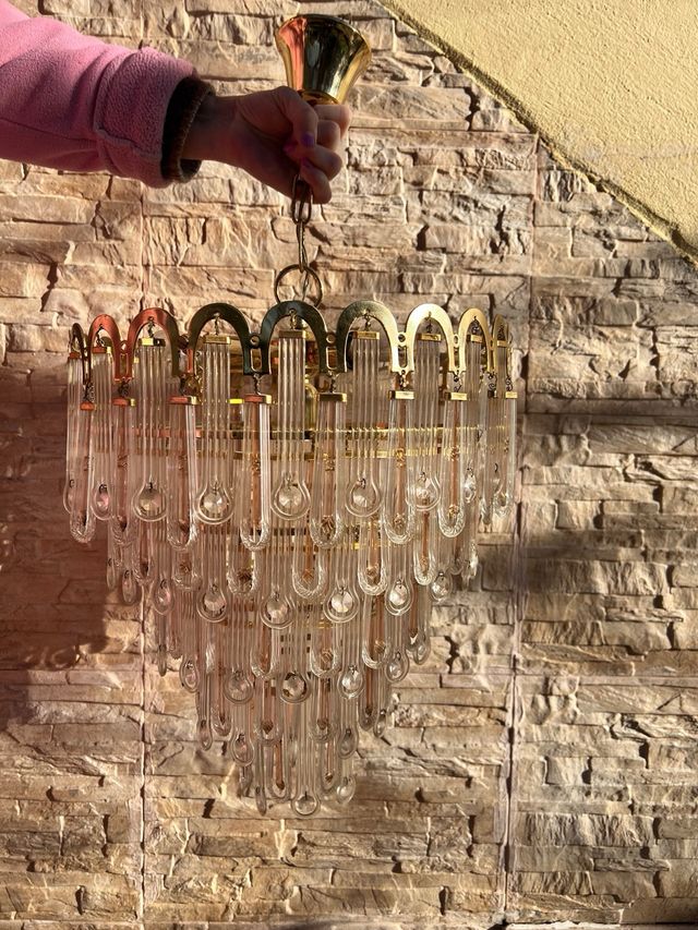 Lámpara de cristal dorada y transparente