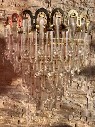 Lámpara de cristal dorada y transparente