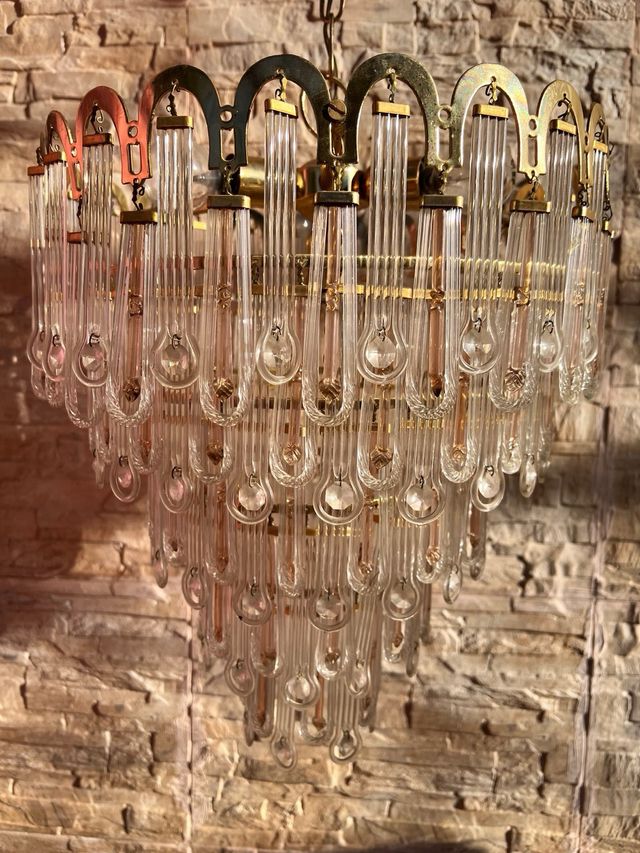 Lámpara de cristal dorada y transparente