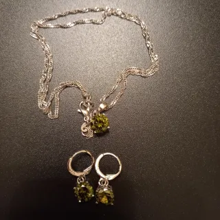 Conjunto de bisutería collar y pendientes