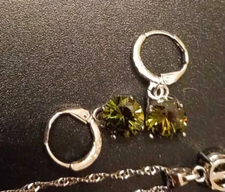 Conjunto de bisutería collar y pendientes