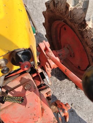 Tractor Pascuali con cultivador