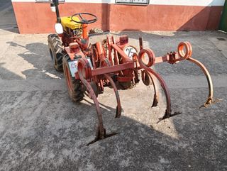 Tractor Pascuali con cultivador