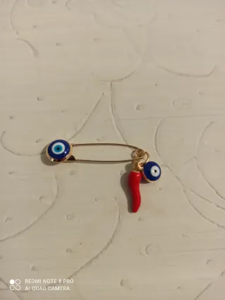 Broche ojo turco y guindilla de la suerte