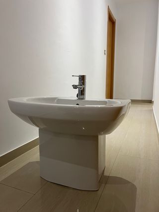 Lavabo de cerámica blanco con grifo