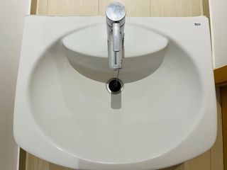 Lavabo de cerámica blanco con grifo