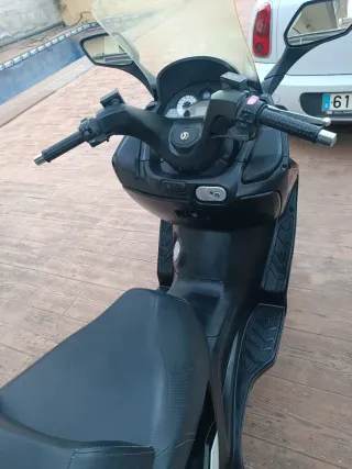 SYM Joymax 250 Maxi Scooter Negra. Carnet A2