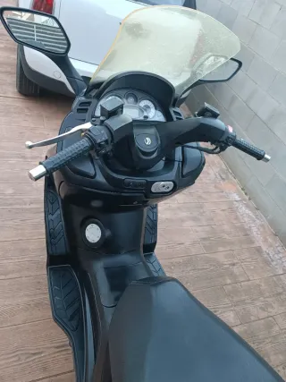 SYM Joymax 250 Maxi Scooter Negra. Carnet A2