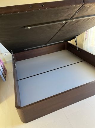 Base de cama marrón