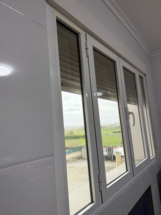 Ventana aluminio con persiana