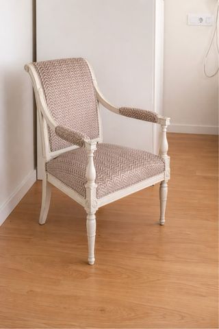 Sillón tapizado beige y blanco