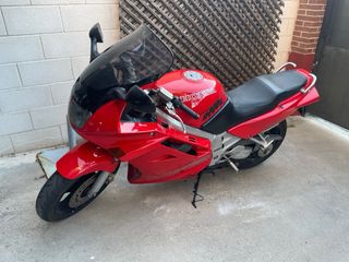 Honda VFR Roja 750, todo de serie
