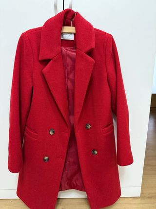 Abrigo rojo de doble botonadura
