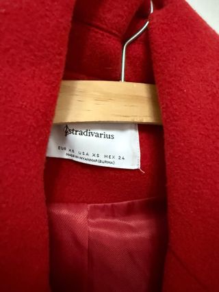 Abrigo rojo de doble botonadura