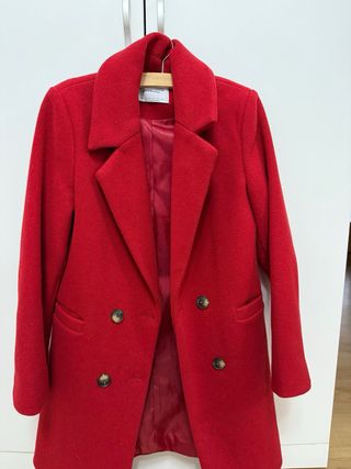 Abrigo rojo de doble botonadura