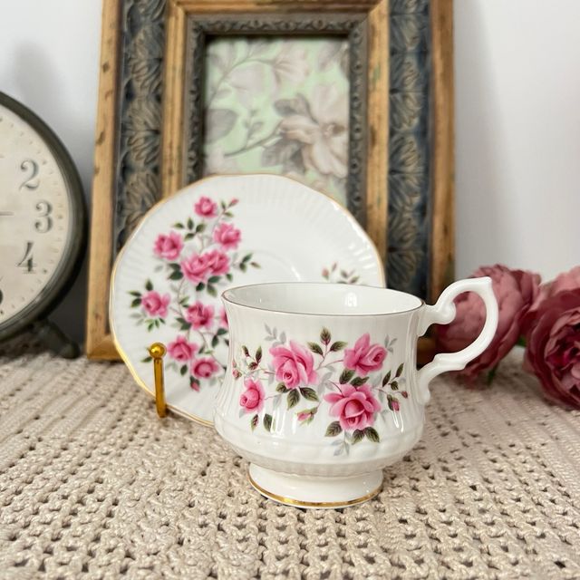 Taza y plato porcelana Royal Minster rosas.