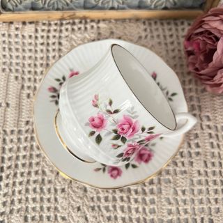 Taza y plato porcelana Royal Minster rosas.