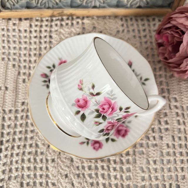 Taza y plato porcelana Royal Minster rosas.