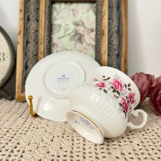 Taza y plato porcelana Royal Minster rosas.