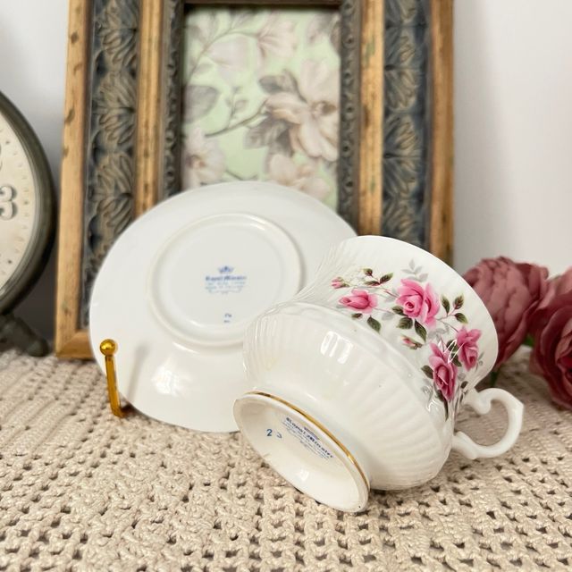 Taza y plato porcelana Royal Minster rosas.