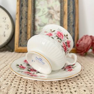 Taza y plato porcelana Royal Minster rosas.