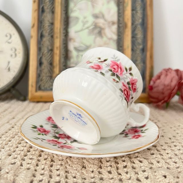Taza y plato porcelana Royal Minster rosas.