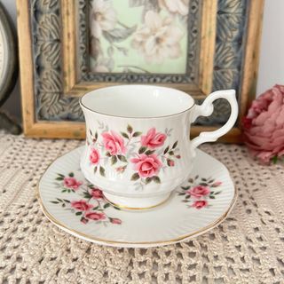 Taza y plato porcelana Royal Minster rosas.