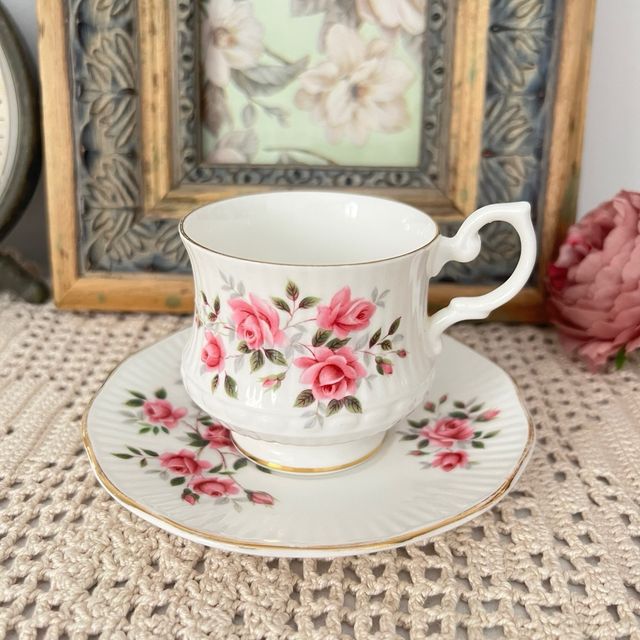 Taza y plato porcelana Royal Minster rosas.