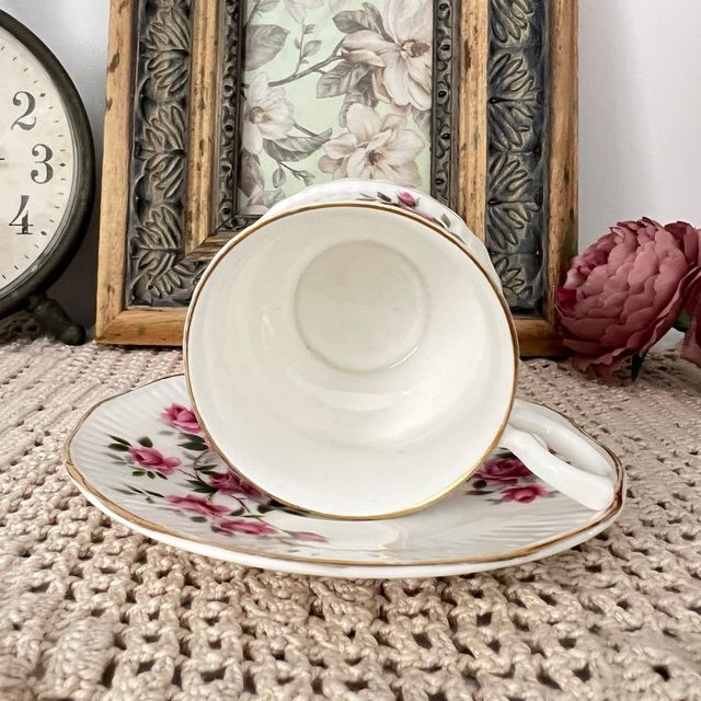 Taza y plato porcelana Royal Minster rosas.