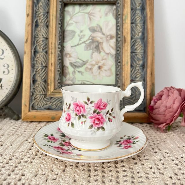 Taza y plato porcelana Royal Minster rosas.