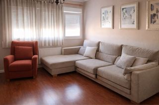 Sofá modular beige y sillón naranja