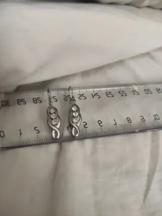 Orecchini pendenti con pietre bianche