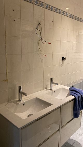 Armario lavabo espejo con luces y grifos