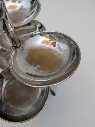 Girafa con piatti per aperitivi vintage