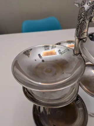 Girafa con piatti per aperitivi vintage