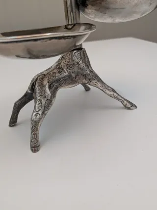 Girafa con piatti per aperitivi vintage