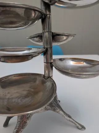 Girafa con piatti per aperitivi vintage