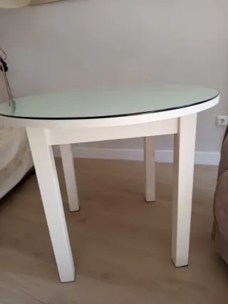 Mesa redonda blanca de madera