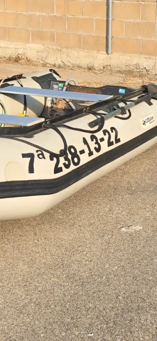 Barca neumática Ozeam con matrícula y suelo alumin