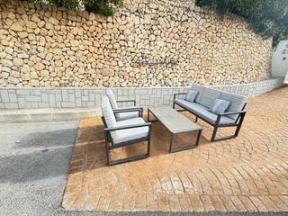 Sofá de terraza y mesa centro