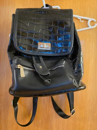 Mochila negra con cartera