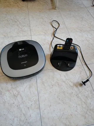 Robot de limpieza con base y mando